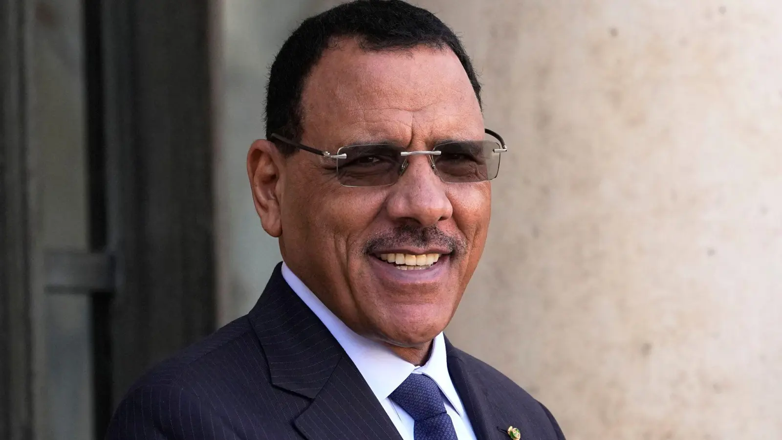 Bazoum und seine Frau wurden am Tag des Putsches in ihrer Residenz eingesperrt. (Archivbild) (Foto: Michel Euler/AP/dpa)