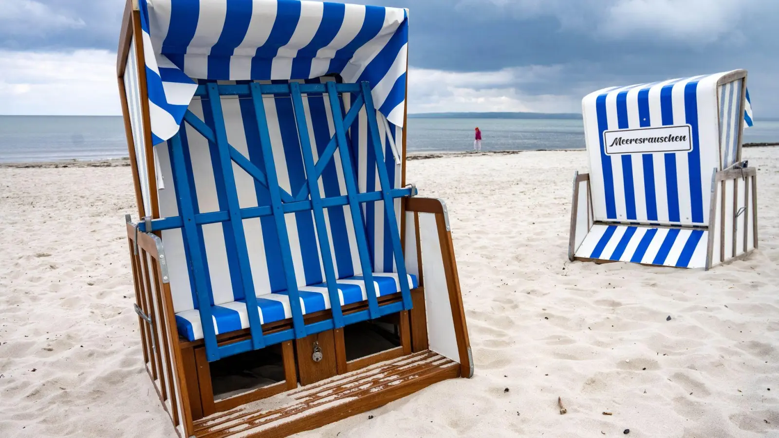 Die Strandkörbe auf Rügen sind noch verschlossen. (Foto: Stefan Sauer/dpa)