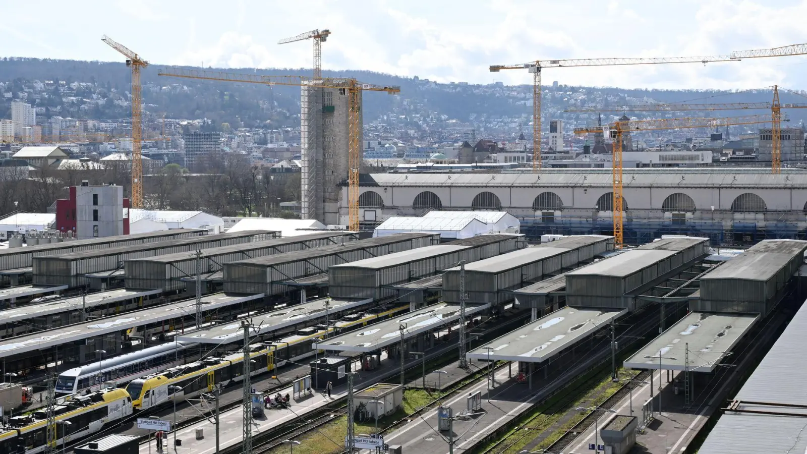 Am Hauptbahnhof Stuttgart soll ein Mann mit einem Messer zwei Reisende verletzt haben. (Symboloptik) (Foto: Bernd Weißbrod/dpa)