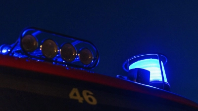  Die Feuerwehr brachte rund 40 Menschen aus der Firma in Sicherheit. (Symbolbild) (Foto: Philipp von Ditfurth/dpa)