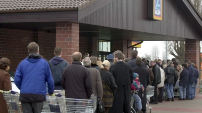 Schlangestehen für einen Aldi-PC. (Archivbild) (Foto: Martin Gerten/dpa)