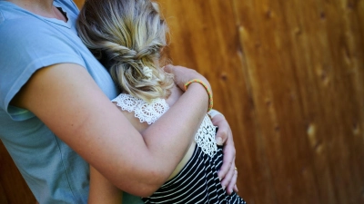 Wie Kinder Tod und Trauer miterleben, kann sie für Verlusterfahrungen stärken. (Foto: Annette Riedl/dpa/dpa-tmn)