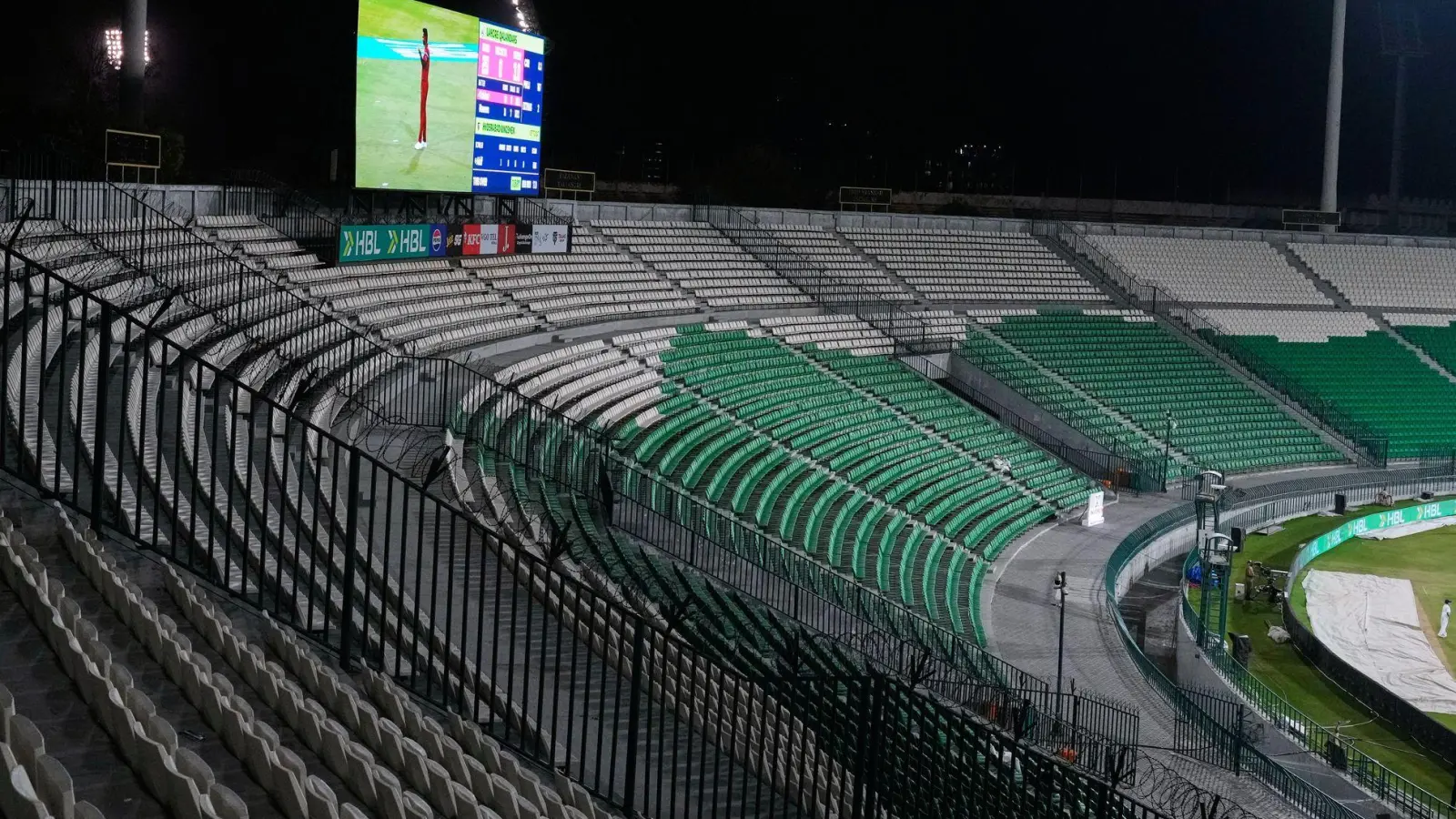 Um Sprit zu sparen, spielt die pakistanische Kricket-Liga seit Donnerstag vor leeren Rängen. (Foto: K.M. Chaudary/AP/dpa)