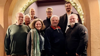 Sie wollen die Verlagerung der Tourist-Info verhindern (v. l.): Friedmann Seiler, Adelheid Seiler, Hans-Jürgen Eff, Meike Erbguth-Feldner, Sabine Stein-Hoberg, Dr. Paul Kupser, Simon Horand und Jürgen Wolf. (Foto: Irene Kupser)