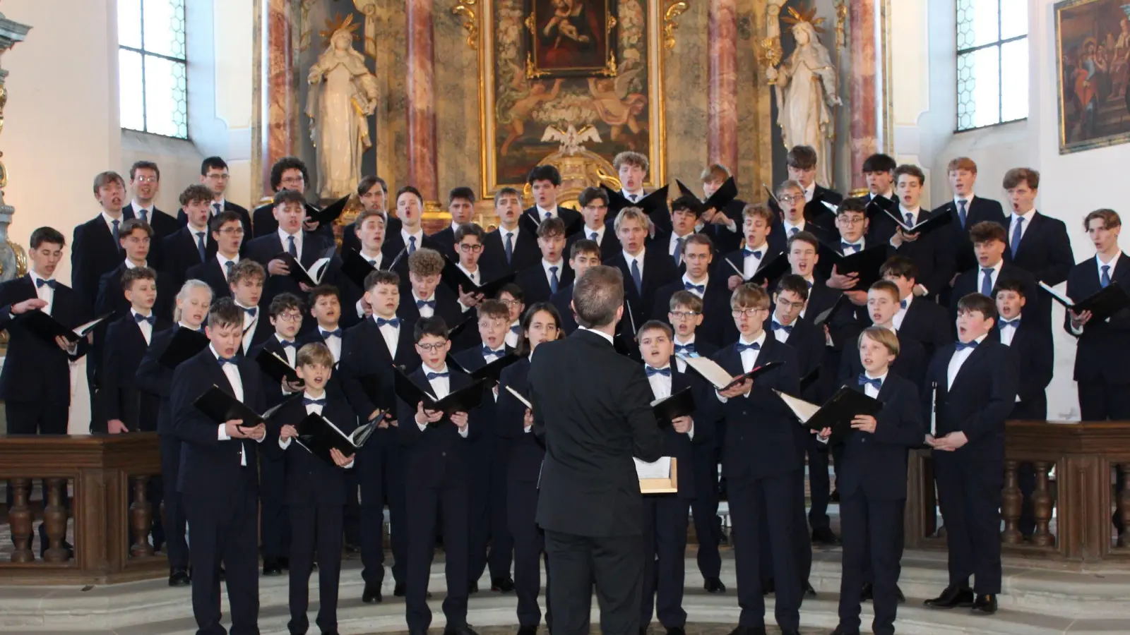 Der Windsbacher Knabenchor begeisterte die Zuhörerinnen und Zuhörer. Sie boten eine Sternstunde des Chorgesangs, (Foto: Heike Auer)