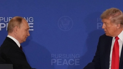 Putin (l) und Trump sehen den US-Plan an Grundlage für ein Ende des Ukraine-Kriegs. (Archivbild) (Foto: Jae C. Hong/AP/dpa)