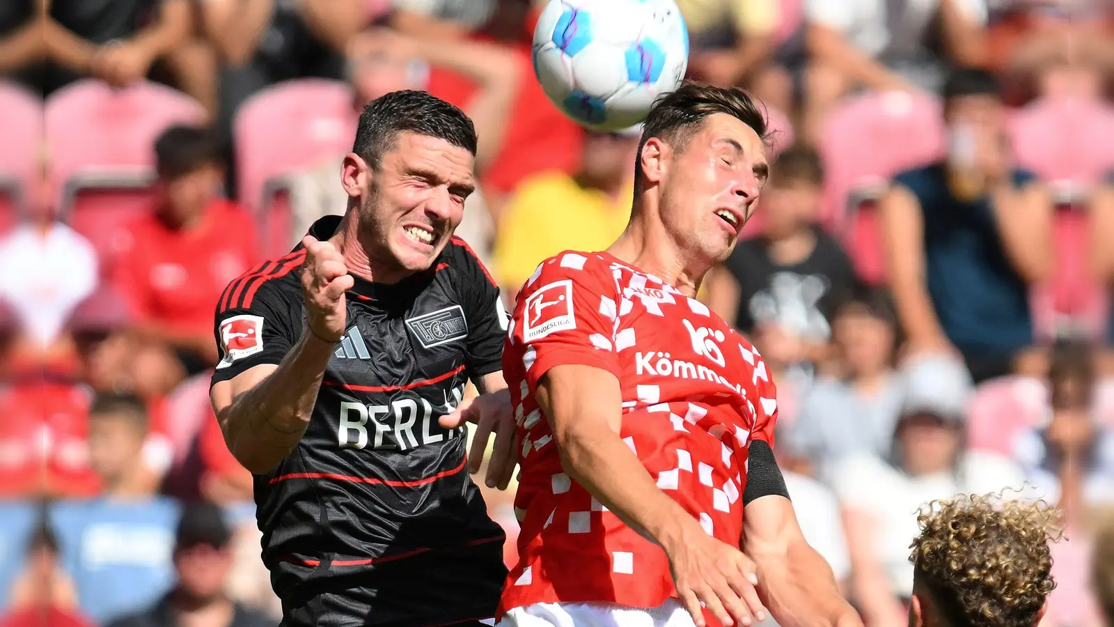 Robin Gosens (l) wird für den 1. FC Union Berlin so schnell kein Kopfballduell mehr bestreiten. (Foto: Torsten Silz/dpa)