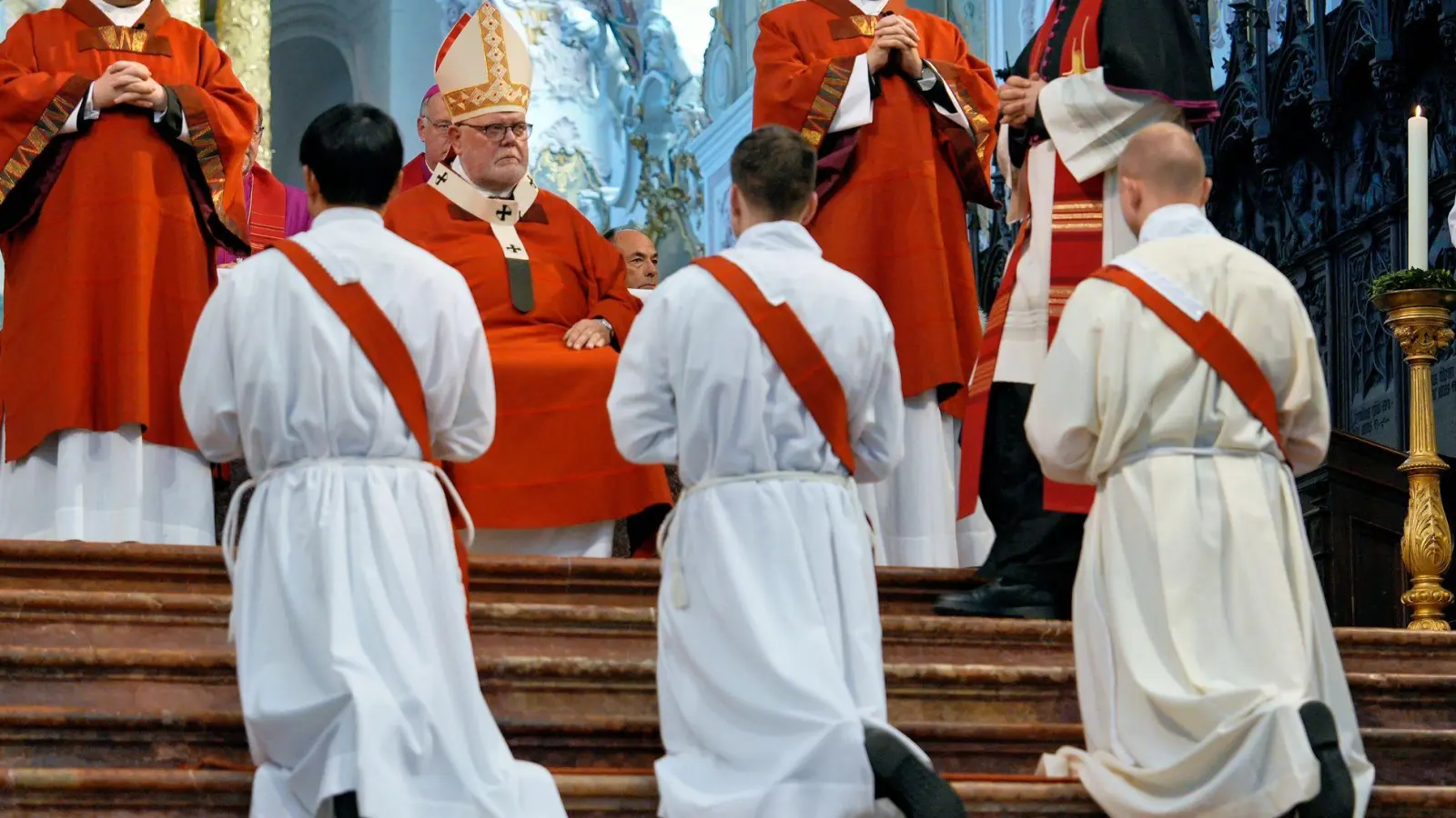 In einem feierlichen Gottesdienst spendete Marx die Weihe, die in der katholischen Kirche von hoher Bedeutung ist.  (Foto: Uwe Lein/dpa)