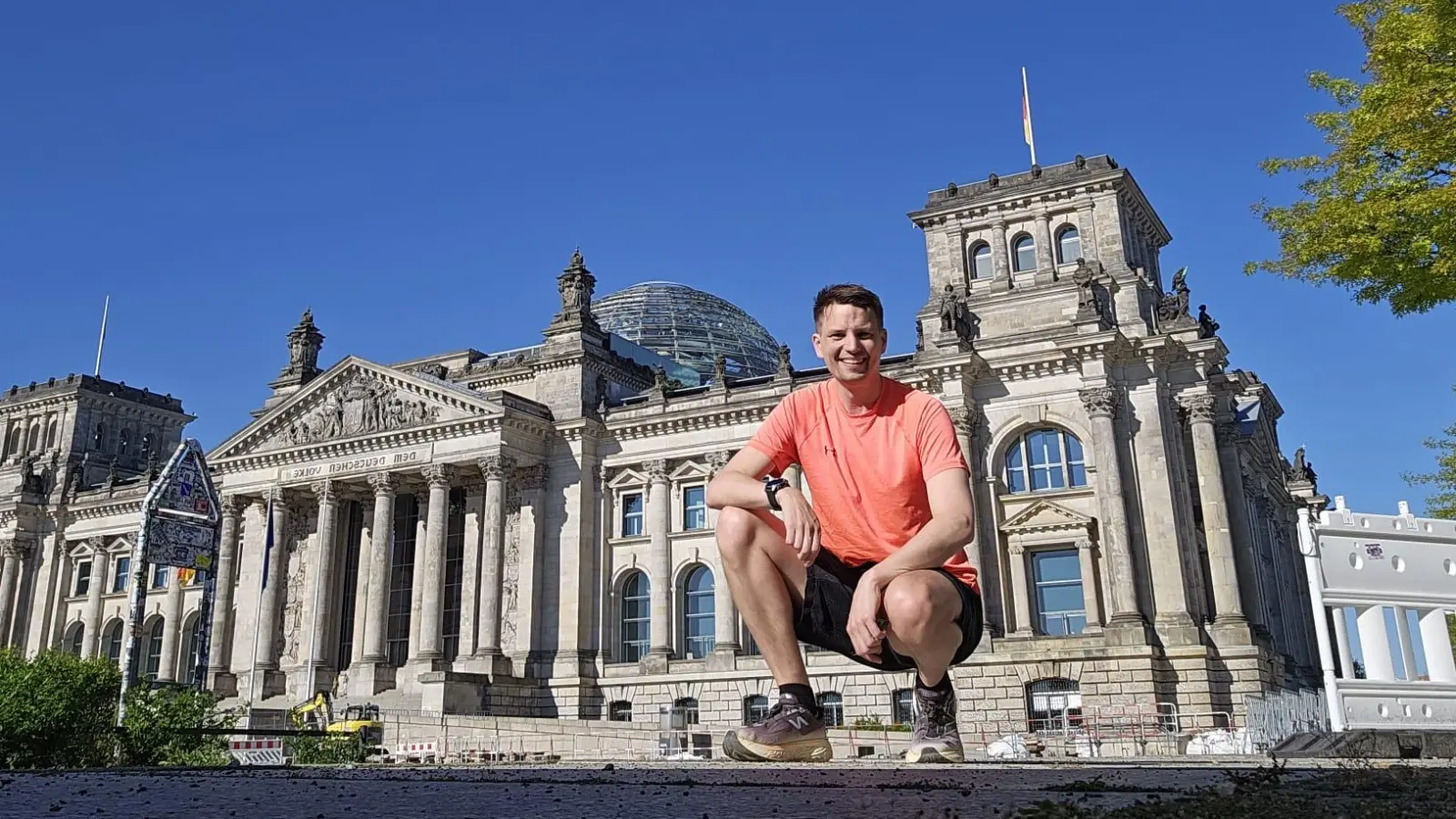In Berlin absolvierte Till Weißmann seine Laufrunde auf dem Gelände um den Reichstag. Unterwegs legte er dabei einen kurzen Stopp ein, um mit dem Selbstauslöser ein Bild zu machen. (Selfie: Till Weißmann)