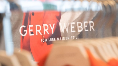 Gerry-Weber-Mode an einem Kleiderbügel - die Modemarke wird es auch künftig geben, die Gerry-Weber-Shops hingegen nicht mehr. (Foto: Friso Gentsch/dpa)