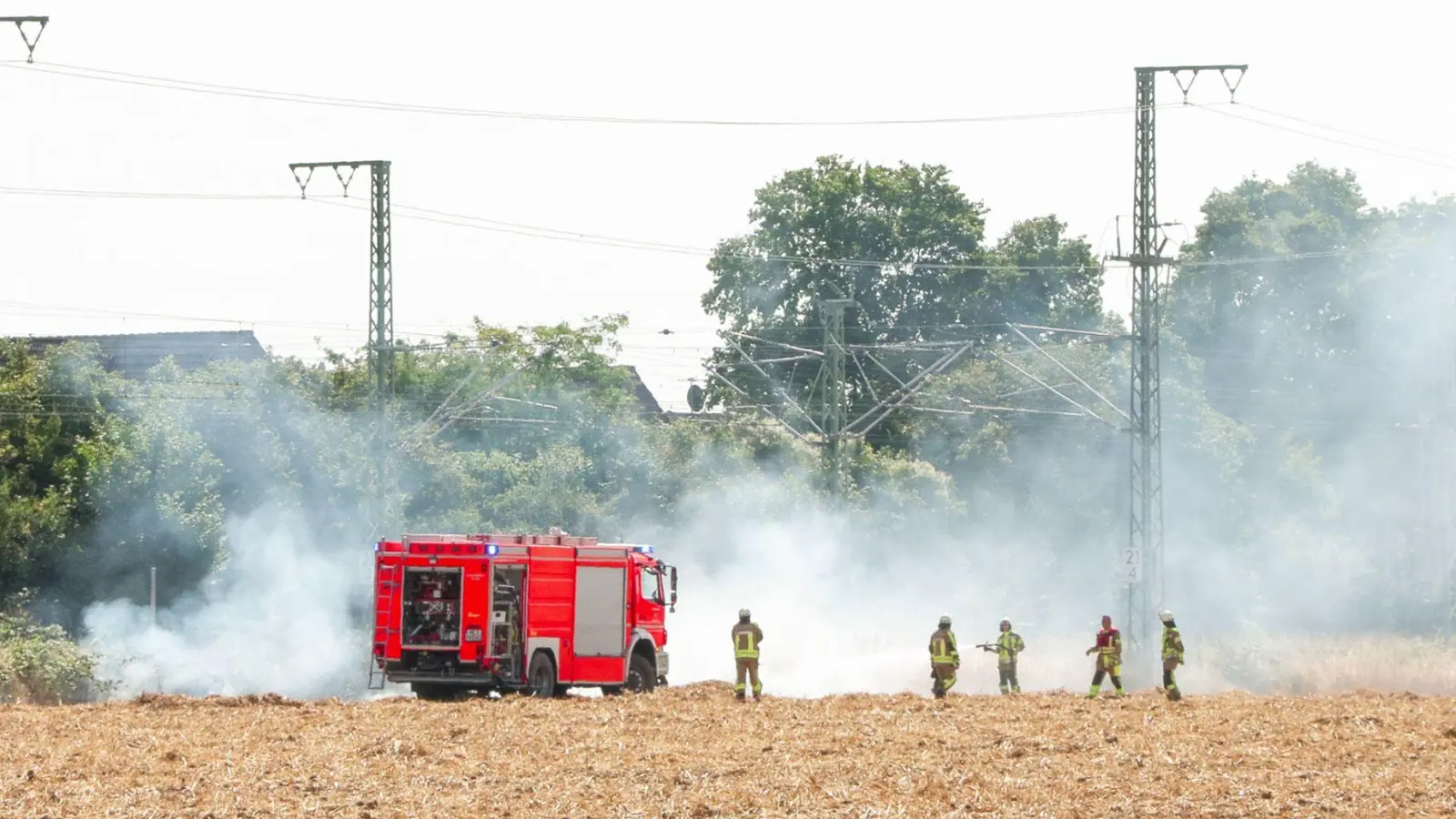 Nach dem Brand ist die Bahnstrecke noch immer gesperrt. (Foto: Patrick Schüller/dpa)
