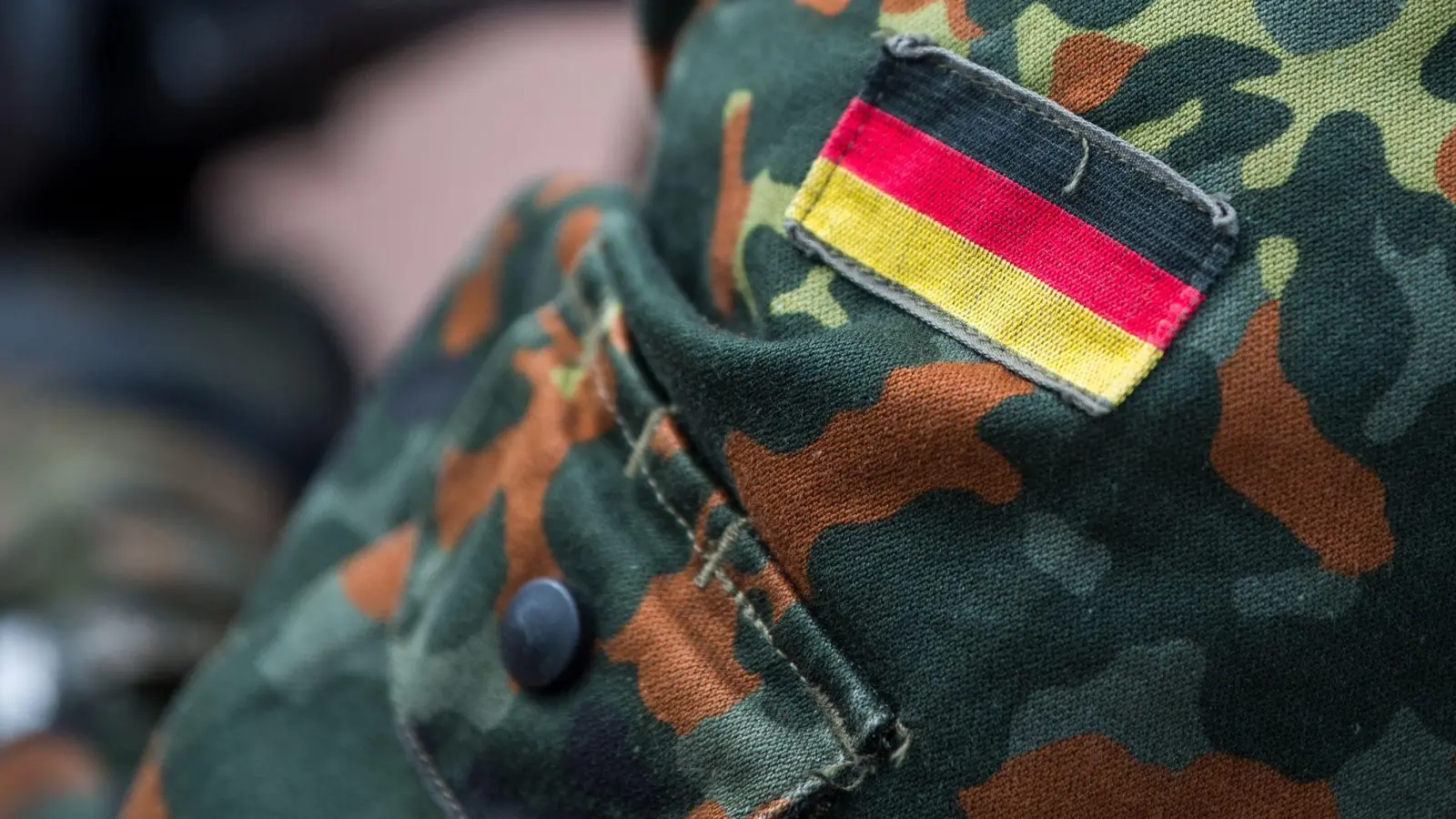 Bei einer Wohnungsdurchsuchung bei dem Mann im März 2022 stießen Ermittler auch auf Munition aus Bundeswehrbeständen und einen selbstgebauten Molotowcocktail. (Symbolbild) (Foto: Monika Skolimowska/zb/dpa)