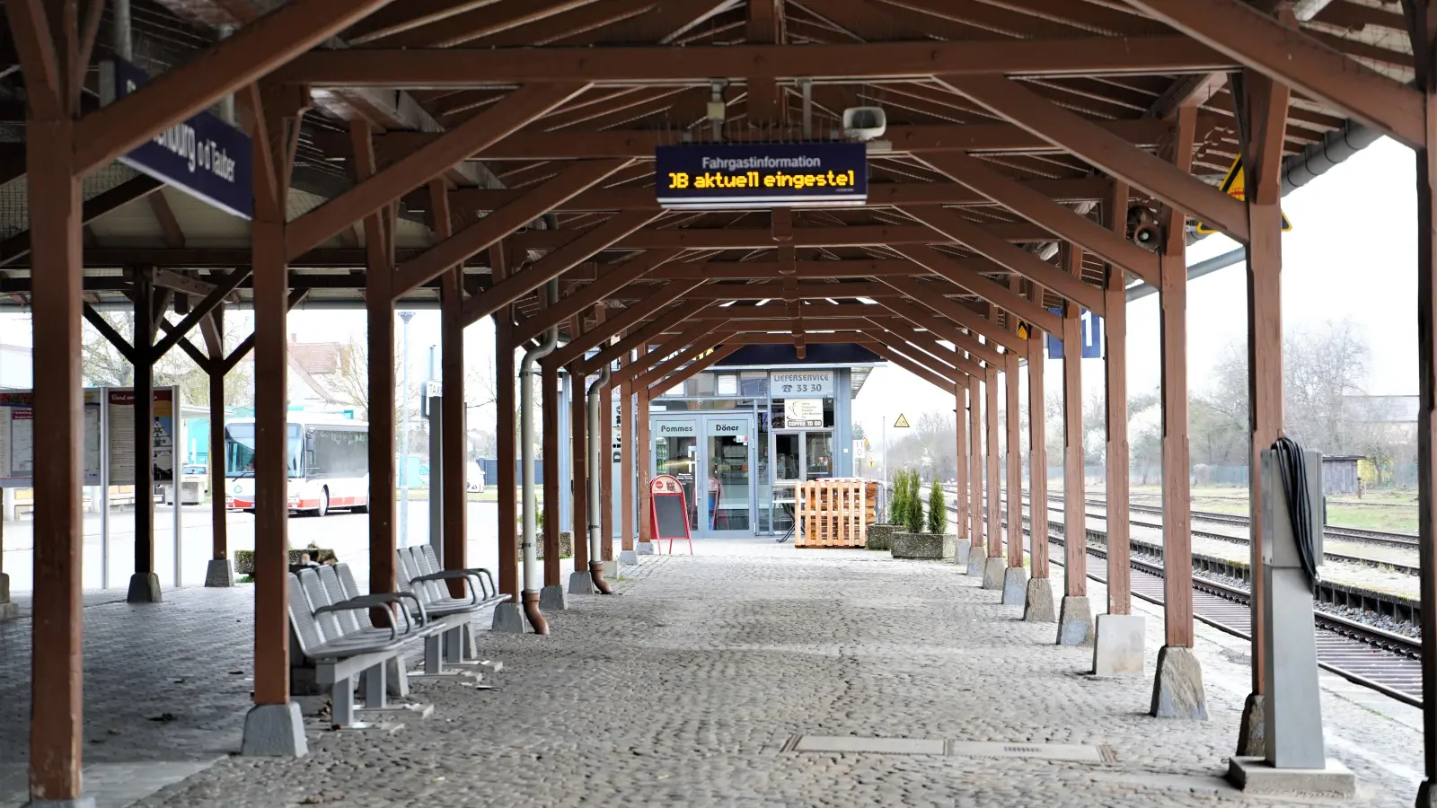 Die Sorge, dass am Rothenburger Bahnhof Touristen stranden würden, erfüllte sich nicht. Die Informationen zum Streik hatten auch sie erreicht.  (Foto: Simone Hedler)