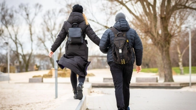 Spazieren gehen ist ein natürlicher Stimmungsaufheller - auch an trüben Tagen. (Foto: Moritz Frankenberg/dpa/dpa-tmn)