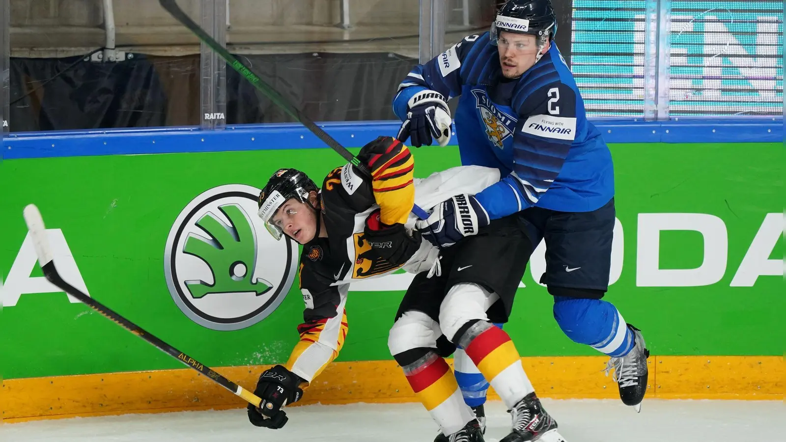 Ville Pokka (rechts), 2022 Olympiasieger mit Finnland, soll die Abwehr des EHC München verstärken. (Archivbild) (Foto: Roman Koksarov/dpa)