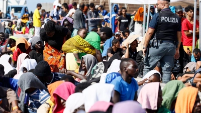 Migranten warten darauf, von der Insel Lampedusa auf das Festland gebracht zu werden. (Foto: Cecilia Fabiano/LaPresse/AP/dpa)