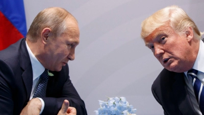 Trump und Putin tauschten sich heute aus - nicht persönlich, aber am Telefon. (Archivbild) (Foto: Evan Vucci/AP/dpa)