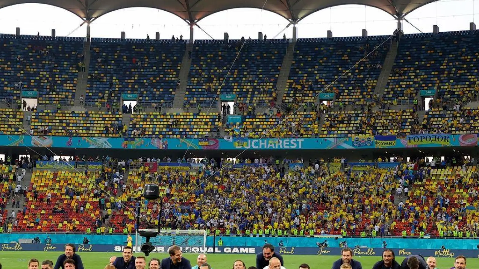 Noch lange nach Spielende genossen die Österreicher den Einzug ins EM-Achtelfinale. (Foto: Marko Djurica/Reuters Pool/AP/dpa)