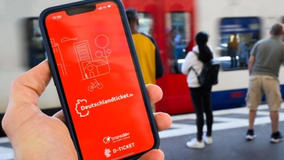 Erneut streiten Bund und Länder über die Finanzierung des Deutschlandtickets. (Symbolbild) (Foto: Julian Stratenschulte/dpa)