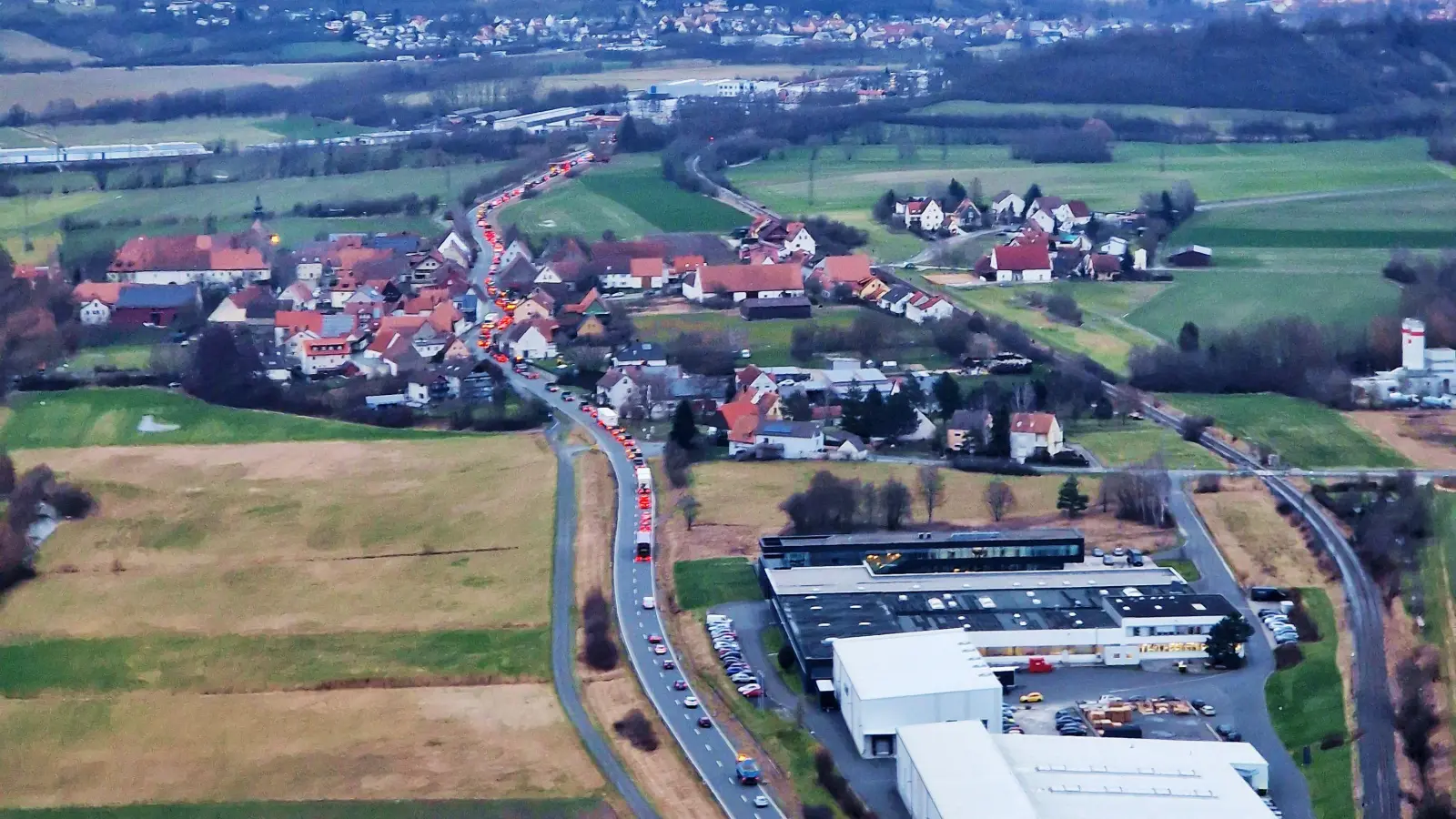 Lange Schlangen und rote Rücklichter - hier die B470 bei Birkenfeld. (Foto: Flugsportgruppe Neustadt/Maximilian Graf)