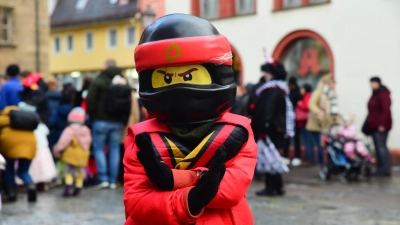 Vom Stadthaus in der Ansbacher Innenstadt ziehen die jungen Narrinnen und Narren in Richtung Onoldiasaal. Dort ging das bunte Treiben erst richtig los. (Foto: Irmeli Pohl)