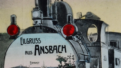 Diese historische Postkarte zeigt vorne auf der Eisenbahn ein Bild des einstigen Ansbacher Bahnhofs. Mitte Juni 1924 gibt die Fränkische Zeitung Tipps zur Vorbereitung auf Urlaubsreisen mit dem Zug. (Repro: Jim Albright)