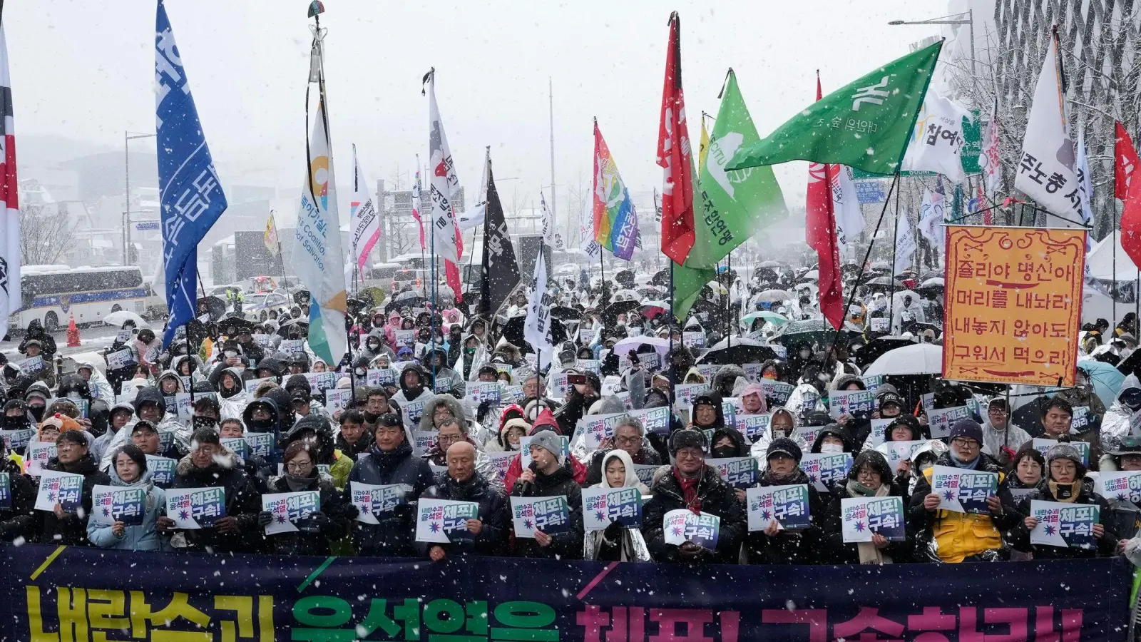 Seit Tagen gehen Gegner und Unterstützer Yoons immer wieder auf die Straße.  (Foto: Ahn Young-joon/AP/dpa)