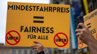 Schon am Dienstag haben Taxifahrer demonstriert.  (Foto: Leonie Asendorpf/dpa)