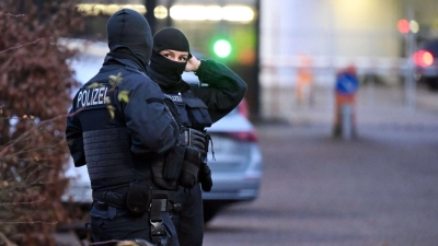 Beamte vor der Haftvorführung des mutmaßlichen Drahtziehers der Anschläge auf die Gasleitung Nord-Stream. (Foto: Uli Deck/dpa)