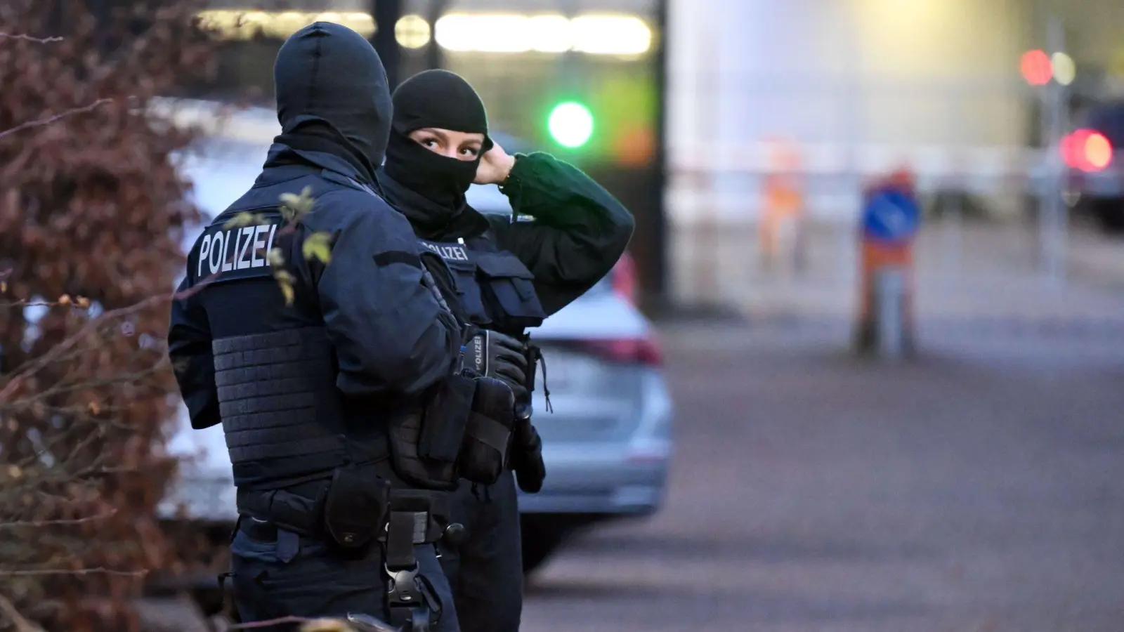 Beamte vor der Haftvorführung des mutmaßlichen Drahtziehers der Anschläge auf die Gasleitung Nord-Stream. (Foto: Uli Deck/dpa)