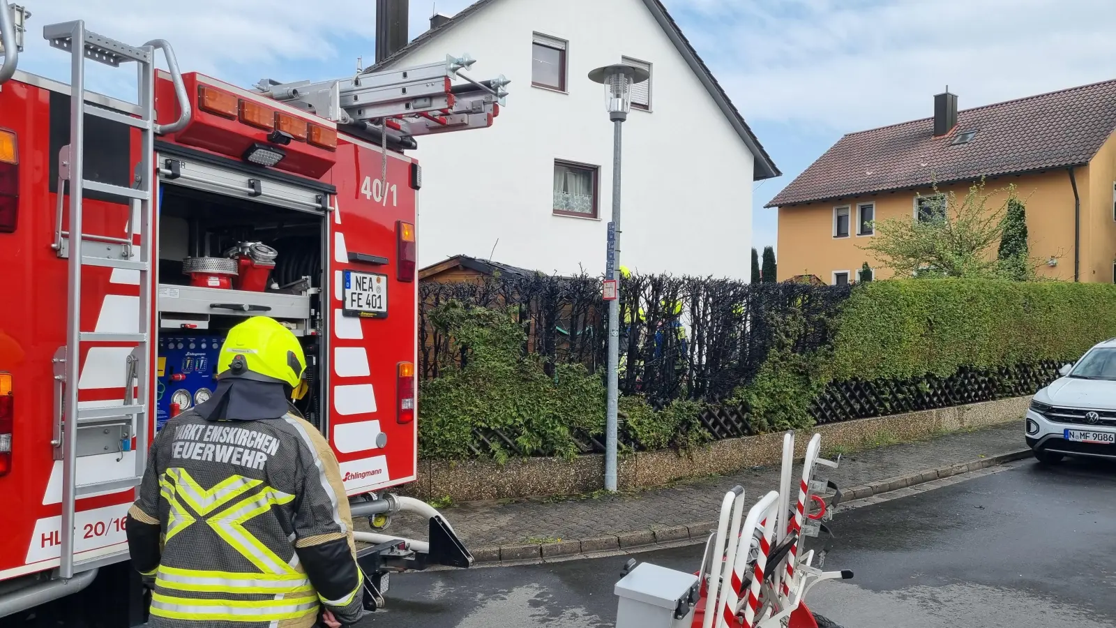 Die Hecke wurde bei dem Brand gehörig in Mitleidenschaft gezogen. (Foto: Mirko Fryska)