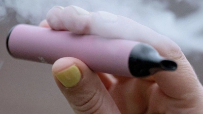 WHO: Die Tabakindustrie lockt besonders junge Menschen mit verführerischen Aromen. (Symbolbild) (Foto: Marijan Murat/dpa/dpa-tmn)