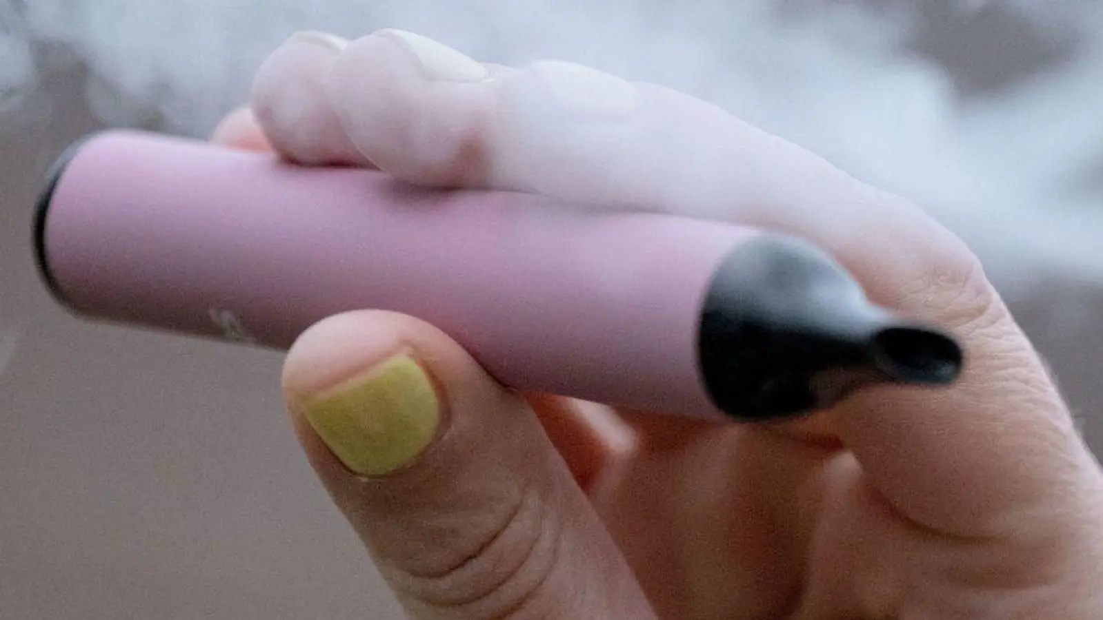 WHO: Die Tabakindustrie lockt besonders junge Menschen mit verführerischen Aromen. (Symbolbild) (Foto: Marijan Murat/dpa/dpa-tmn)