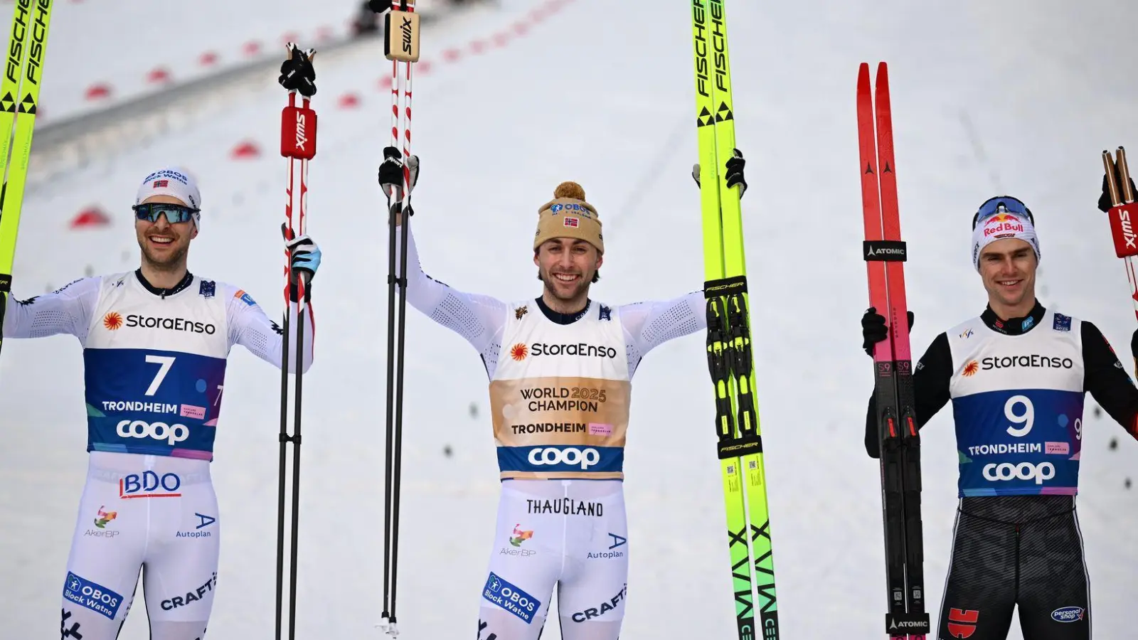 Vinzenz Geiger (r) gewinnt seine vierte Medaille von Trondheim. (Foto: Hendrik Schmidt/dpa)