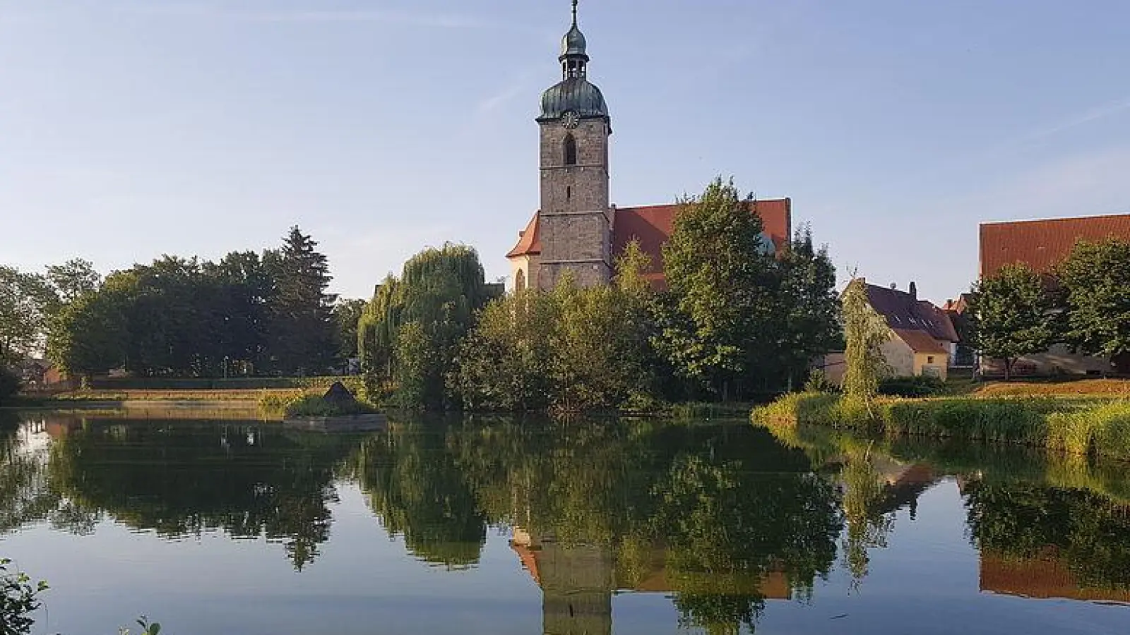 Die Weed, von der aus Markt Erlbach seine Schokoladenseite präsentiert, gehört zu den Gewässern, welche die Sportfischer bewirtschaften. (Foto: Ittner)