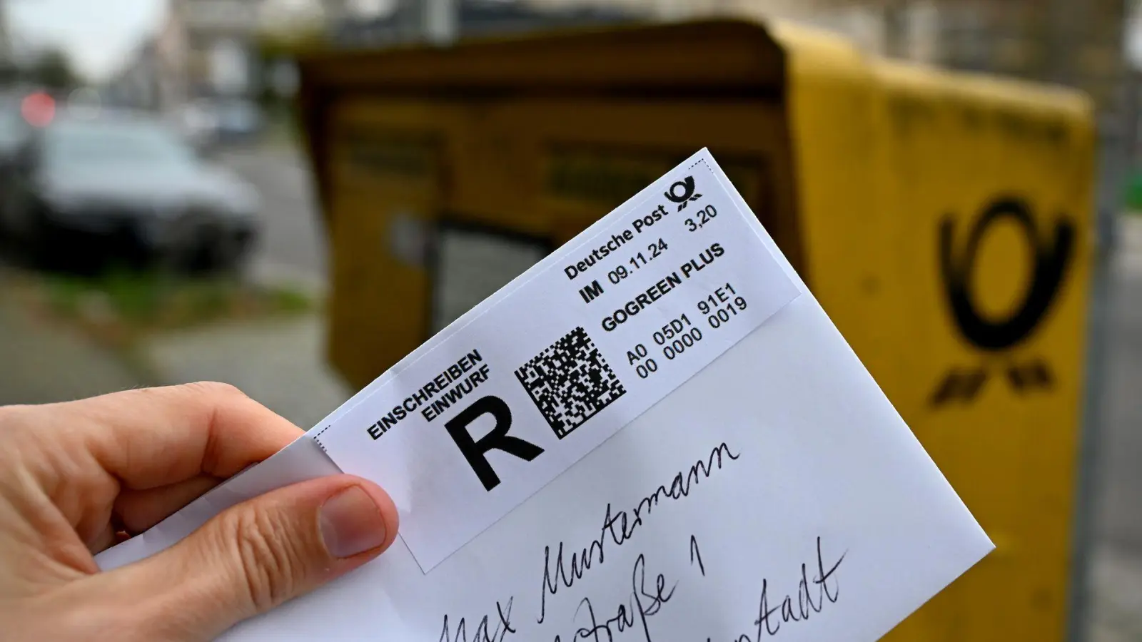 Die Deutsche Post muss künftig deutlich darauf hinweisen, dass bei gewöhnlichen Einschreiben die Haftung auf 25 Euro begrenzt ist. (Symbolbild) (Foto: Wolf von Dewitz/dpa)