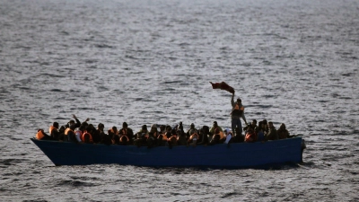 Vor Lampedusa ist ein Boot mit MIgranten gesunken - ein Kind wird vermisst. (Archivbild) (Foto: Emilio Morenatti/AP/dpa)