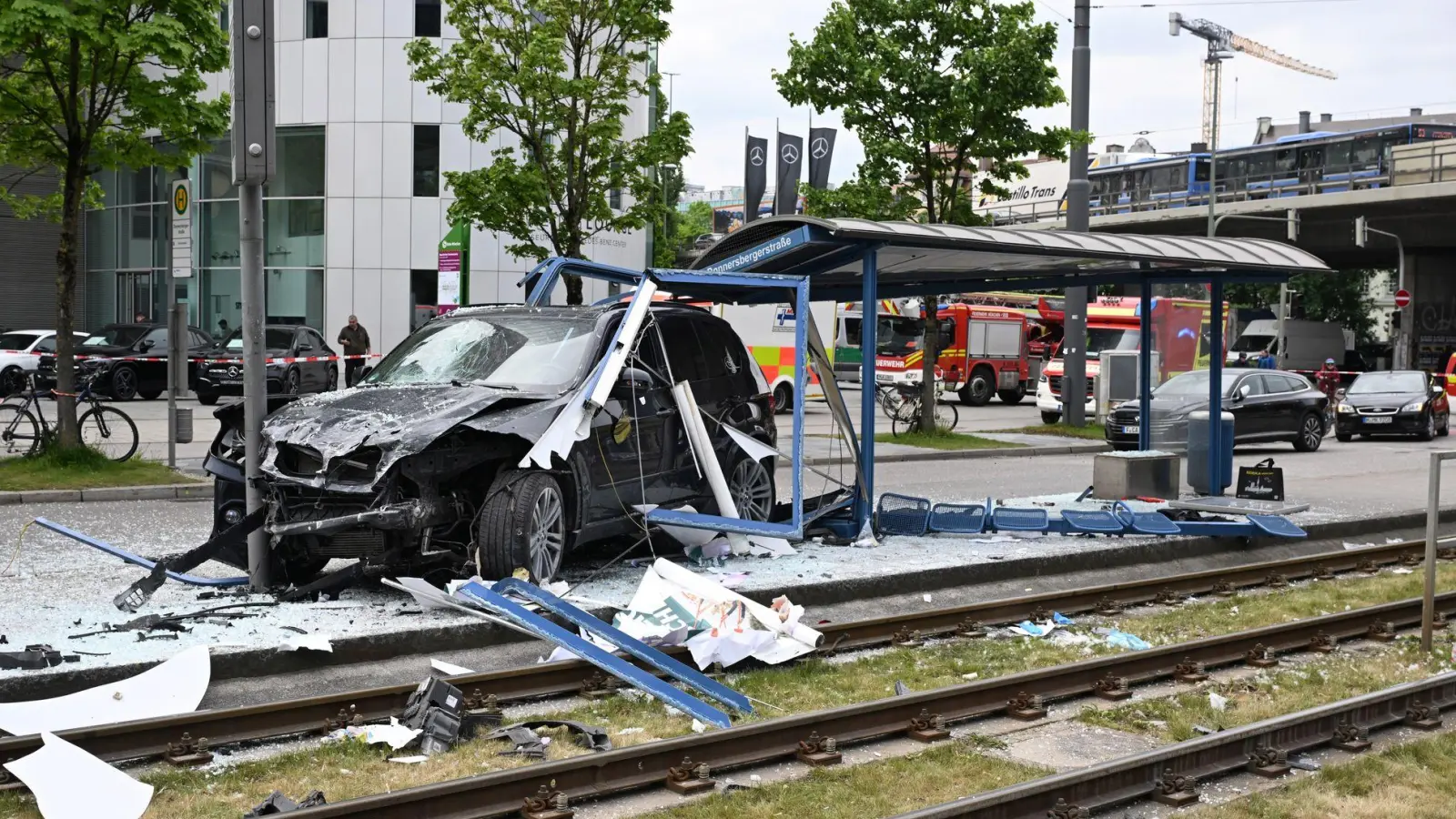 Das Auto fuhr in ein Haltestellenhäuschen nahe der Donnersbergerbrücke. (Foto: Felix Hörhager/dpa)