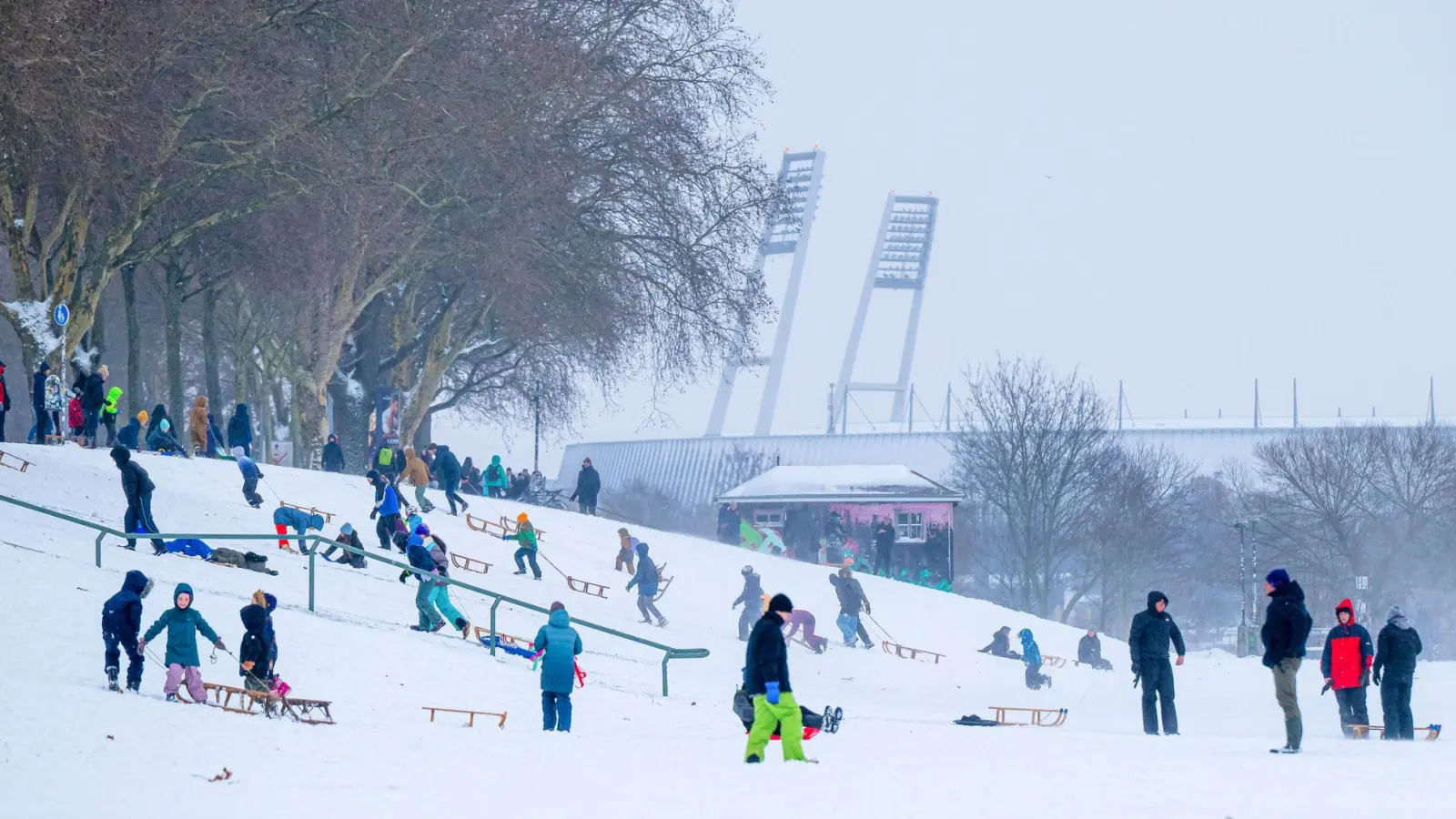 Schnee am Bremer Weserstadion. Das Bundesliga-Spiel zwischen Werder und Hoffenheim wurde abgesagt. (Foto: Sina Schuldt/dpa)