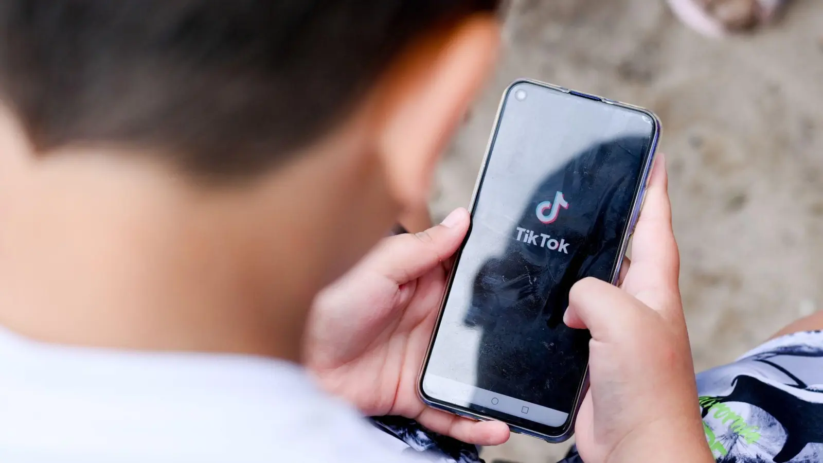 Auch mal abschalten: In die Tiktok-App ziehen in den nächsten Wochen Pausen-Erinnerungen und eine Bildschirmzeit-Statistik ein. (Foto: Jens Kalaene/dpa/dpa-tmn)