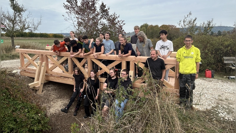 Die jungen Menschen sind stolz auf ihre selbst gebaute Brücke. (Foto: Limeseum/Matthias Pausch)