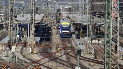 Am Augsburger Hauptbahnhof gib es einen größeren Polizeieinsatz. (Archivbild) (Foto: Karl-Josef Hildenbrand/dpa)
