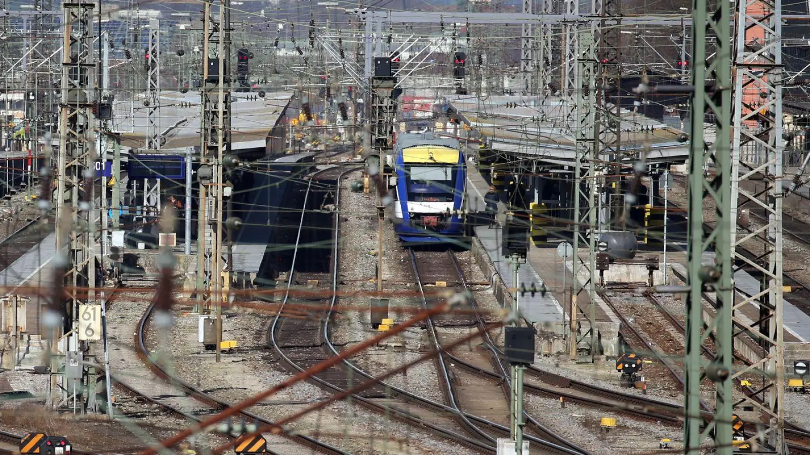 Am Augsburger Hauptbahnhof gib es einen größeren Polizeieinsatz. (Archivbild) (Foto: Karl-Josef Hildenbrand/dpa)