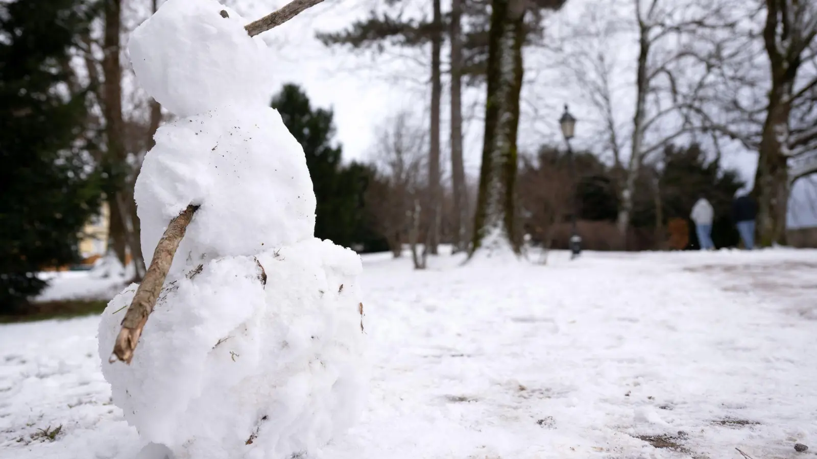 Es gibt genug Schnee für den Bau eines Schneemanns.  (Foto: Sven Hoppe/dpa)