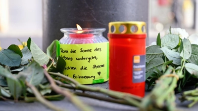 Mit Blumen und Kerzen wird nach der Todesfahrt der Opfer gedacht. (Foto: Uwe Anspach/dpa)