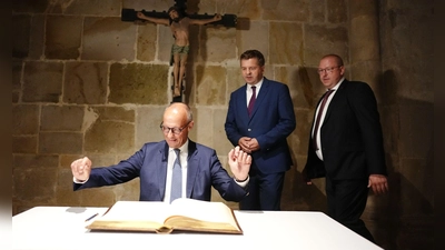 In Quedlinburg trägt Merz sich ins Goldene Buch der Stadt ein. (Foto: Kay Nietfeld/dpa-Pool/dpa)
