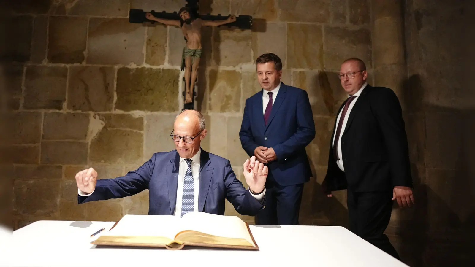 In Quedlinburg trägt Merz sich ins Goldene Buch der Stadt ein. (Foto: Kay Nietfeld/dpa-Pool/dpa)