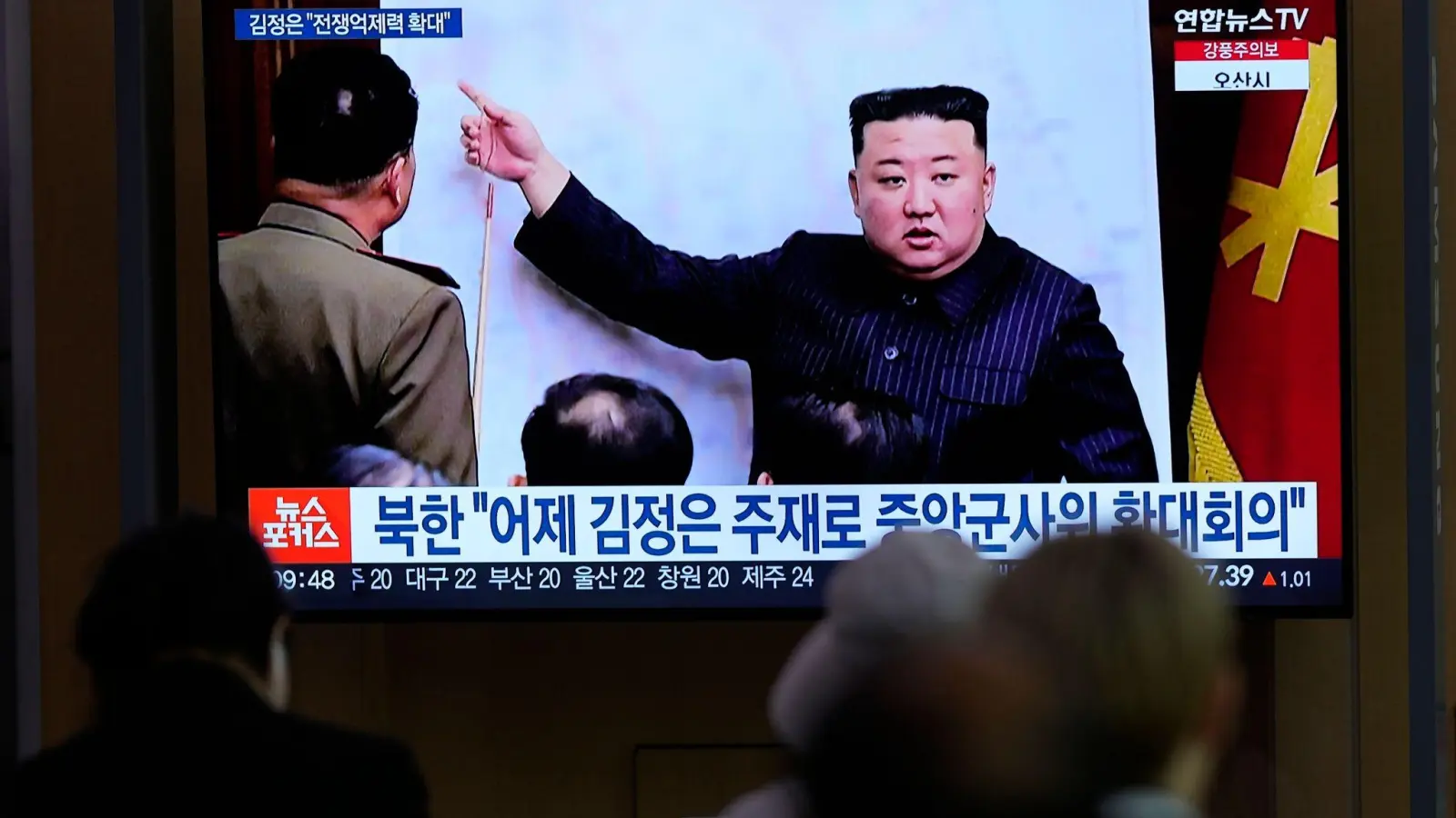 Ein Fernsehbildschirm im Bahnhof von Seoul zeigt den nordkoreanischen Führers Kim Jong Un während einer Nachrichtensendung. (Foto: Lee Jin-man/AP)