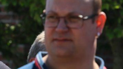 „Hol dir dein Land zurück“, steht auf dem Schirm am Stand. Auf den Straßen in Sachsen-Anhalt hat die AfD inzwischen eine Menge Land erobert. (Foto: Peter Gercke/dpa)