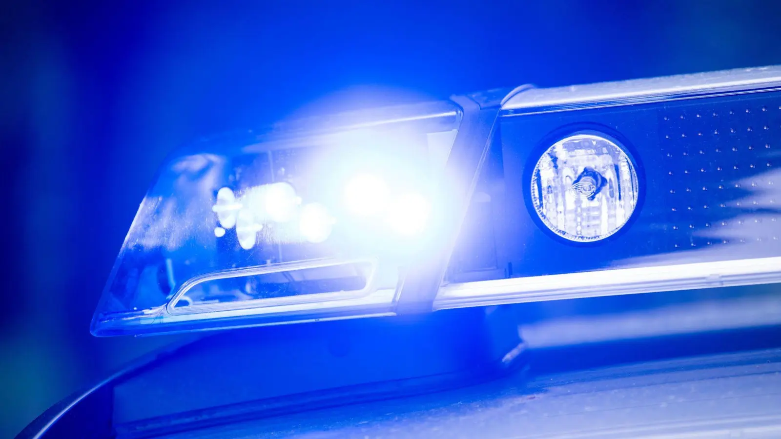 Ein Autofahrer fährt einen Polizisten an, Schüsse fallen. (Symbodbild)   (Foto: Lino Mirgeler/dpa)